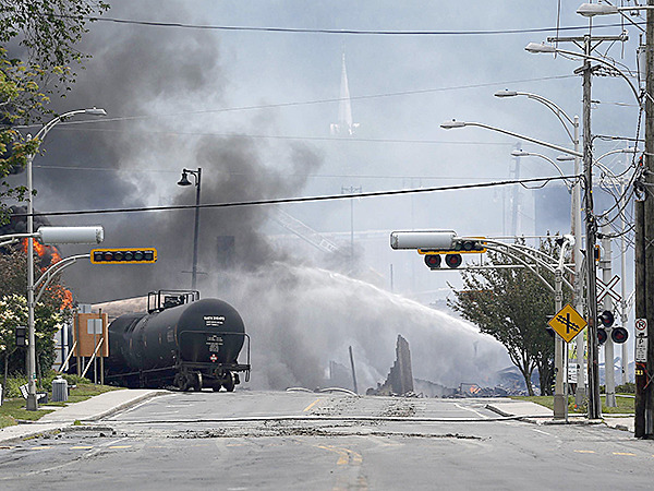 Взрыв поезда с нефтехимикатами практически уничтожил город в Канаде - фото 1