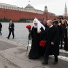 Президент Владимир Путин и Патриарх Всея Руси Кирилл возлагают цветы к памятнику Минину и Пожарскому
