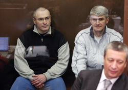 Ходорковский (слева) и Лебедев вновь в зале суда: им предъявлены новые обвинения. Фото: Васенин Виктор. Загружается с сайта РГ