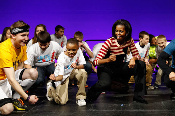 Мишель Обама не раз доказывала, что умеет "зажигать" с молодежью Фото: Reuters