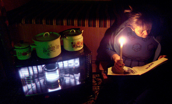 В некоторых регионах нормы на свет установили такие низкие, что людям впору жить при свечах. Фото: AP