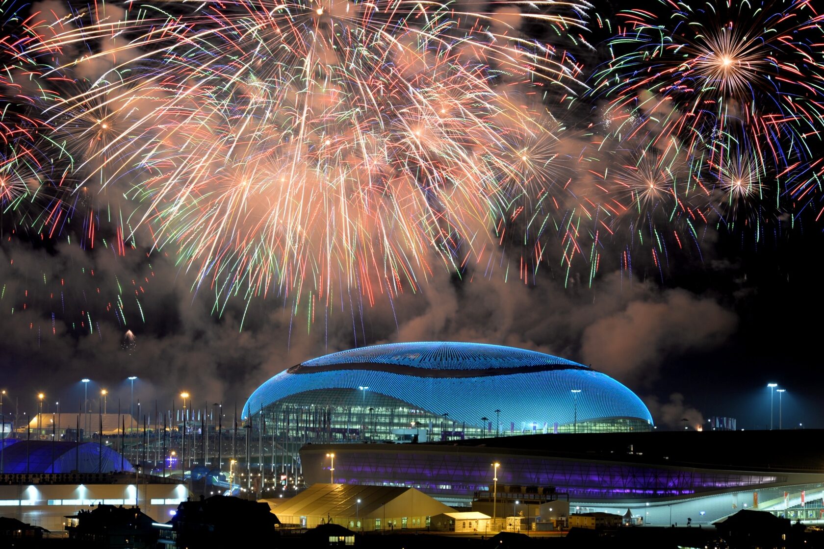 Открытие стадиона олимпийский. Стадион Фишт открытие олимпиады в Сочи 2014. Стадион Фишт церемония открытия. Открытие олимпиады в Сочи на Фиште.