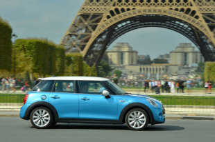 BMW покажет в Париже новый пятидверный MINI