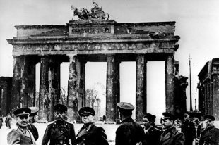    9 мая 1945 года Жуков исполнил танец победителя в поверженном Берлине 