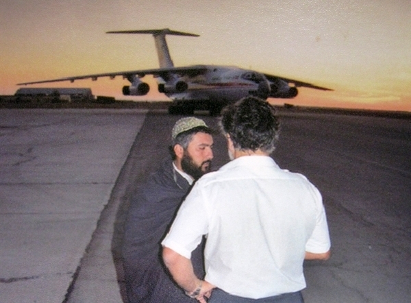  Пилот МиГ-21 афганец Гулям (слева) был знаком с нашими летчиками, но ему дали приказ: посадить Ил-76 в Кандагаре. / из архива Владимира Шарпатова