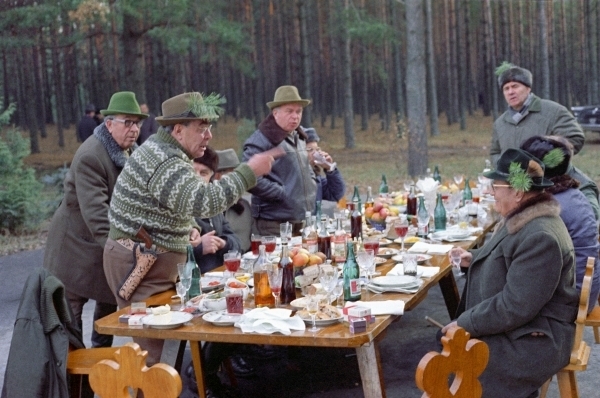 Выезды на охоту с иностранными коллегами (справа югославский лидер Иосип Броз Тито) непременно заканчивались щедрыми угощениями. / ТАСС