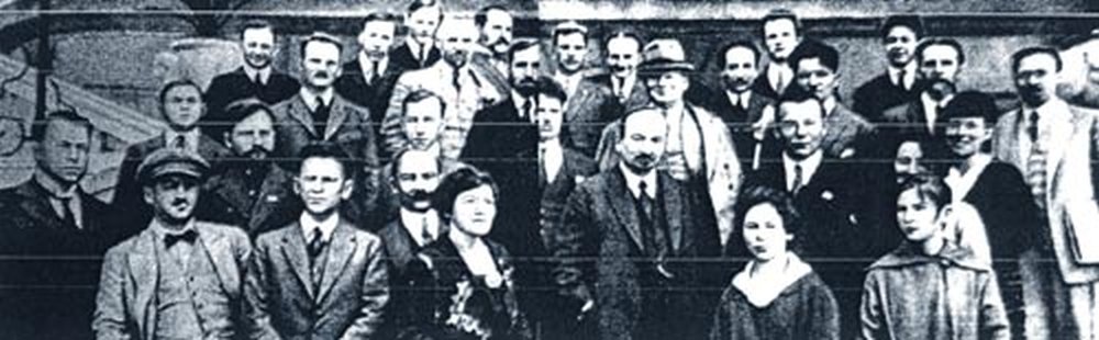 Русская делегация в Генуе, 1922 г. Крайняя справа во 2-м ряду - В.П.Остроумова / http://www.memorial.krsk.ru