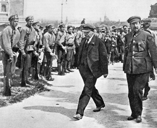 1920 год. Москва. Ленин и Луначарский обходят строй почетного караула, направляясь к месту закладки памятника 