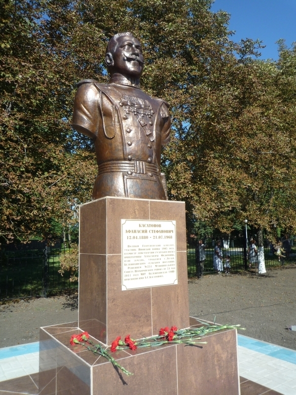 Памятник полному Георгиевскому кавалеру Афанасию Степановичу Касатонову - деду нашего собеседника, основателю морской династии.