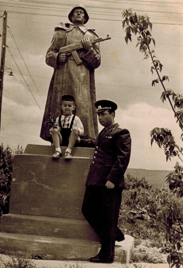 Прощание с дивизией, которой больше нет. Майор Аркадий Экштут с сыном. Буйнакск. 1960 год. / из личного архива автора
