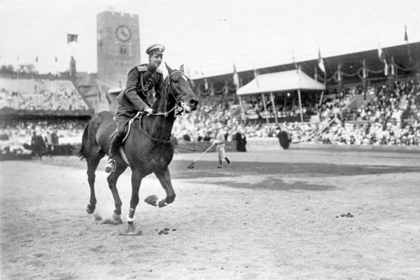 Стокгольм, 1912 год. Олимпийский стадион. Князь Дмитрий на соревнованиях по конному спорту. / Родина