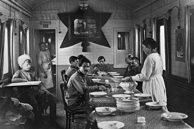 Группа сотрудников агитпоезда "Октябрьская революция" обедает в столовой.