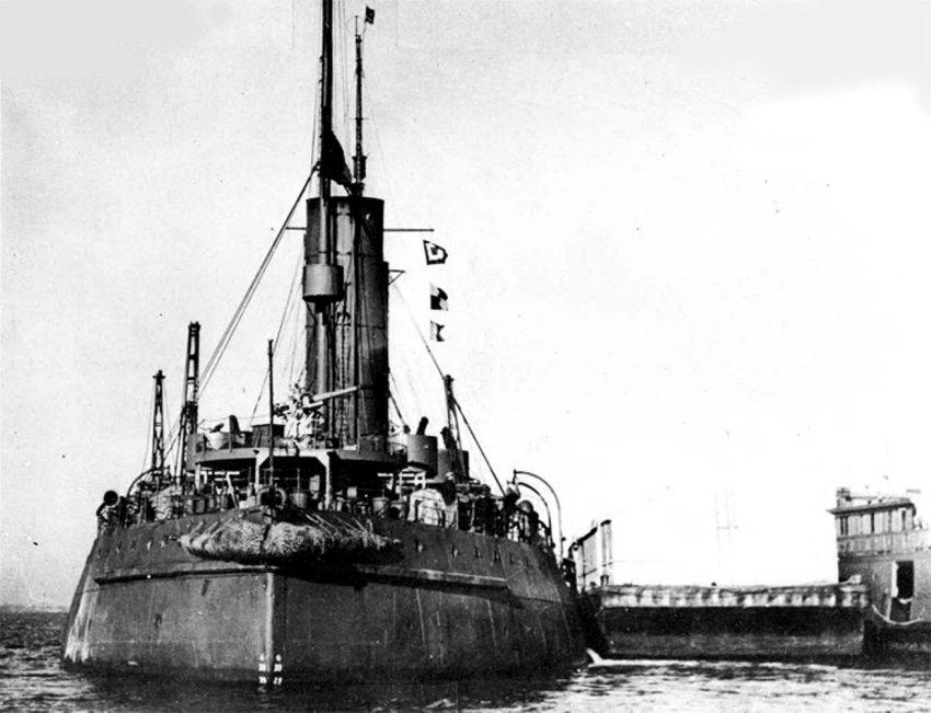 "Красин" в американском порту. В кормовой части хорошо видно установленное 76,2-мм орудие. 1942 г. / Родина