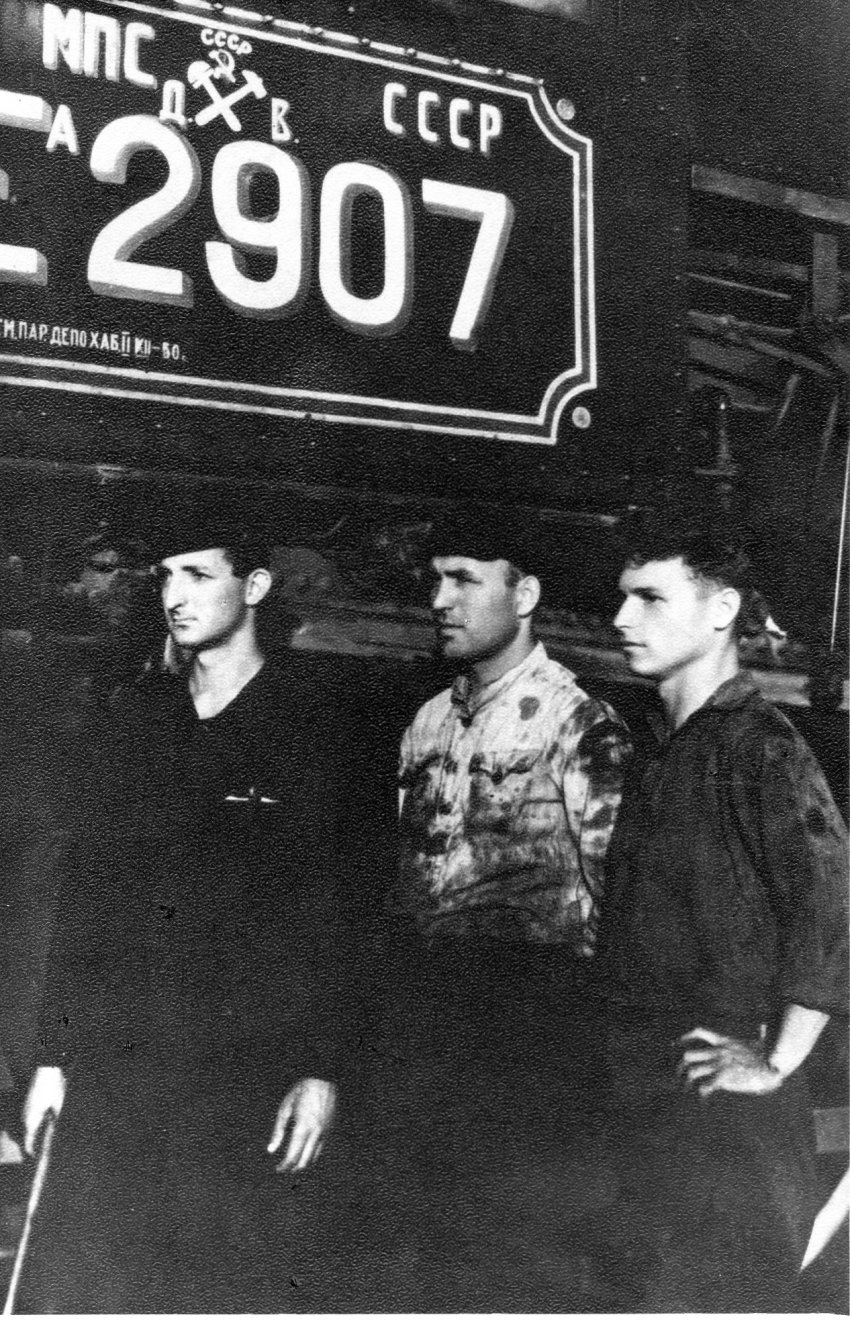 Отец, машинист-студент железнодорожного института (слева), со своей паровозной бригадой. / из личного архива