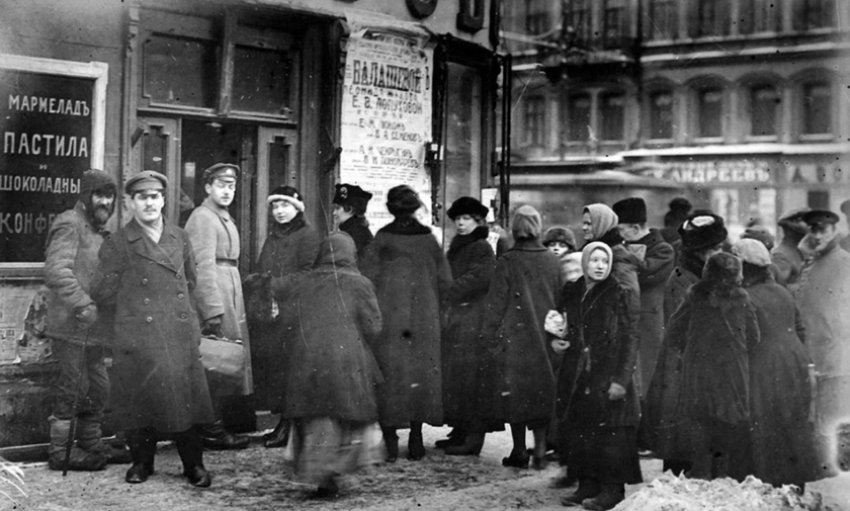 Очередь в кондитерский магазин в Петрограде. 1917 г.