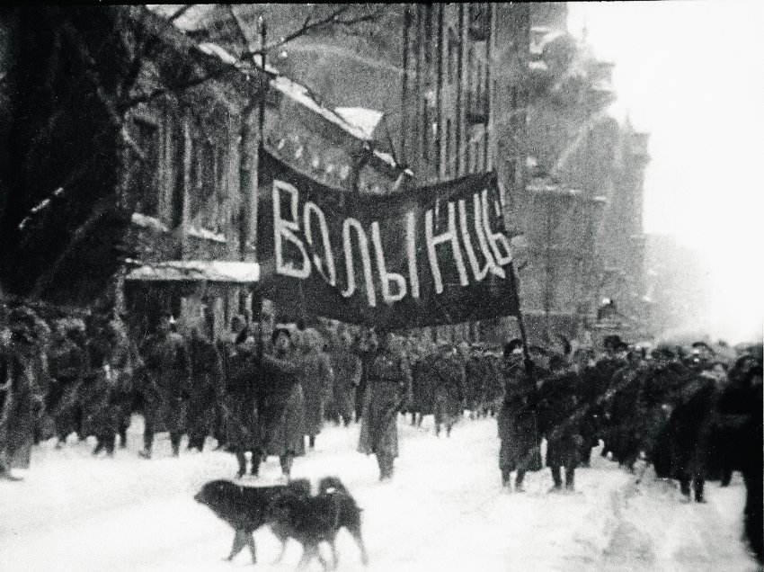 Восставшие солдаты Волынского полка идут с транспарантами к Таврическому Дворцу. 1 февраля 1917 года. / РИА Новости