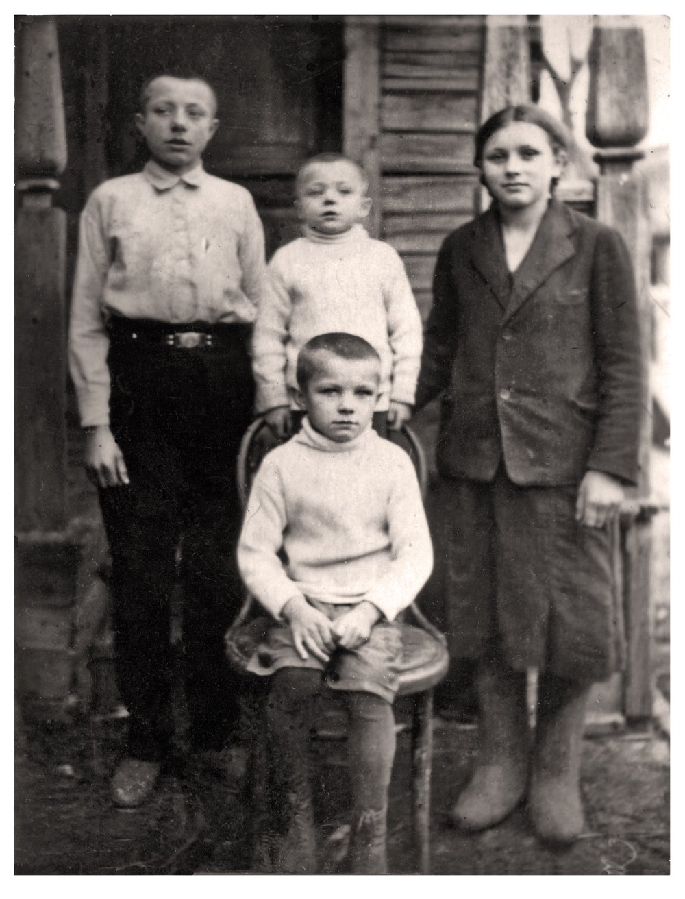 Валентин, Борис, Зоя и Юрий Гагарины (будущий космонавт сидит на стуле). Деревня Клушино, 1938 год.