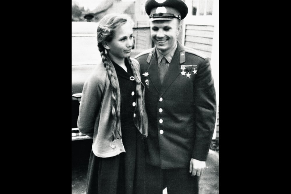 Тамара Филатова, внучка Анны Тимофеевны, с любимым дядей. Гжатск, 1961 год. / из семейного архива