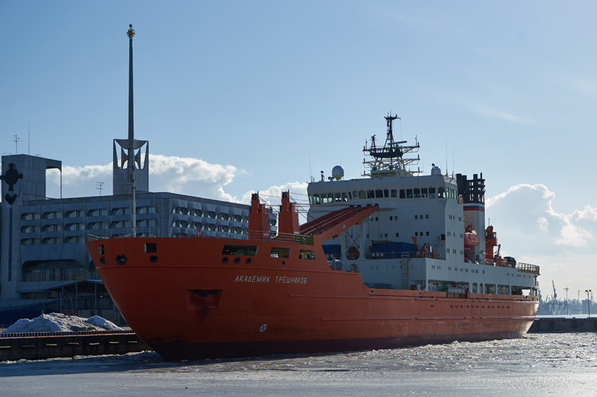 Российское научное судно в Антарктиде стало судном спасения