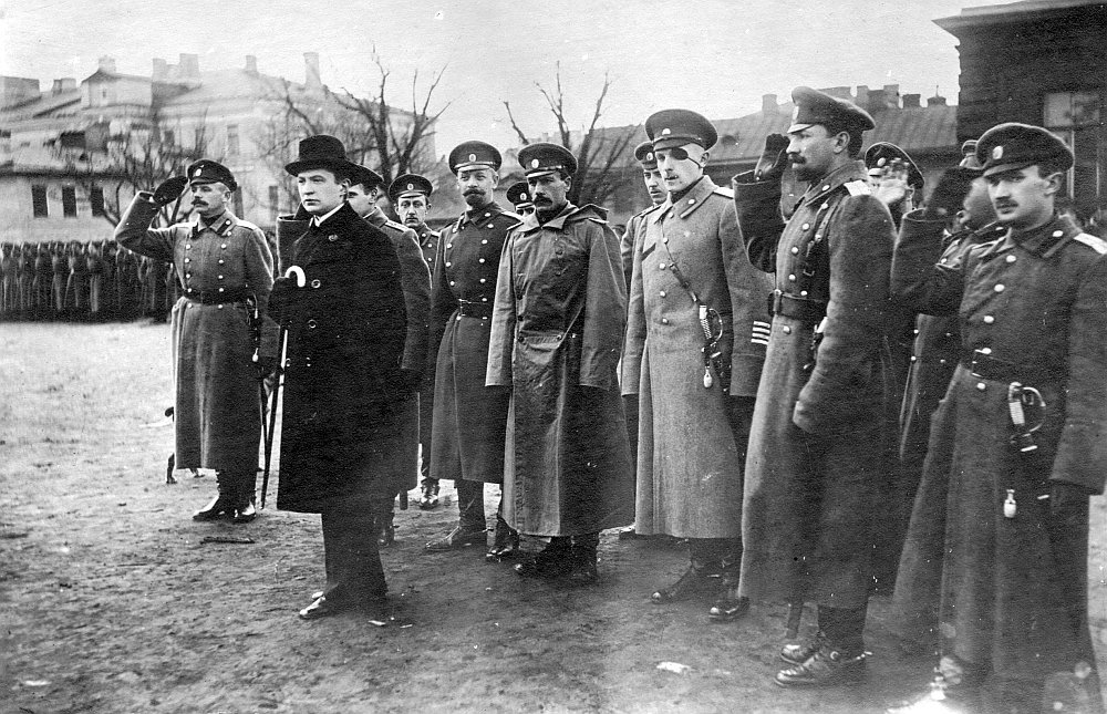 А.Ф. Керенский (второй слева) принимает парад войск Петроградского гарнизона. Апрель 1917 г. / РГАСПИ