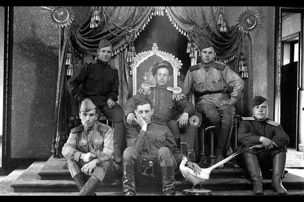 Советские солдаты позируют в тронном зале императора Маньчжоу-Го. / из личного архива