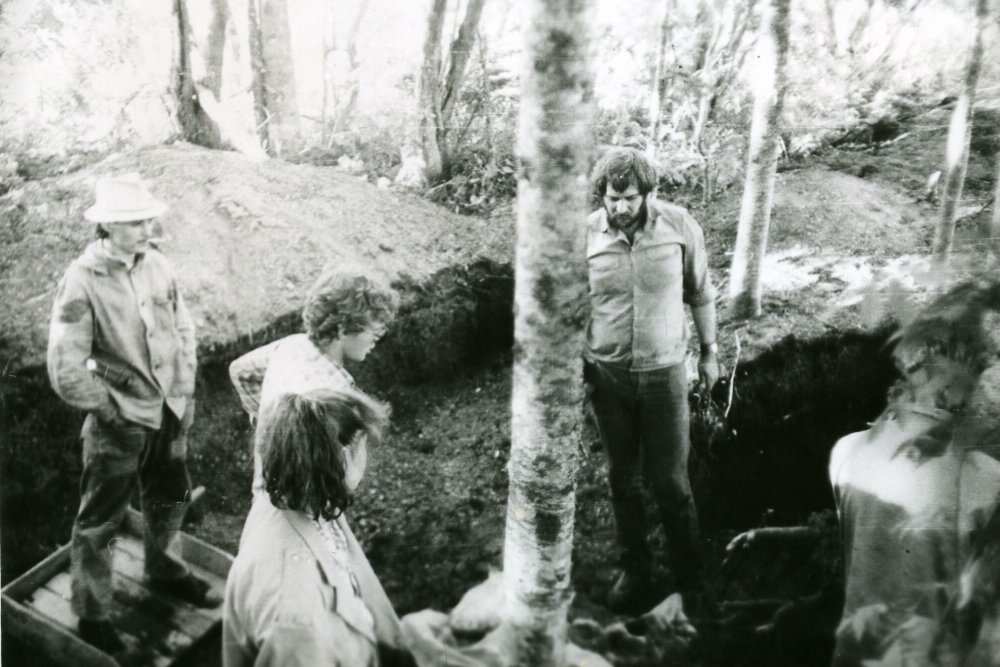 Июль 1990 года. Предварительная расчистка. "пулеметного редута".Крайний справа автор публикации Александр Челноков.