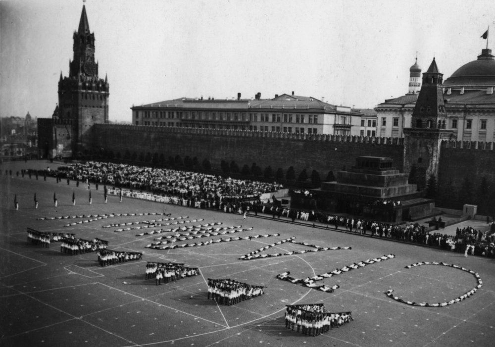 "Привет Сталину". Москва, Красная площадь, 1 мая 1937 года.