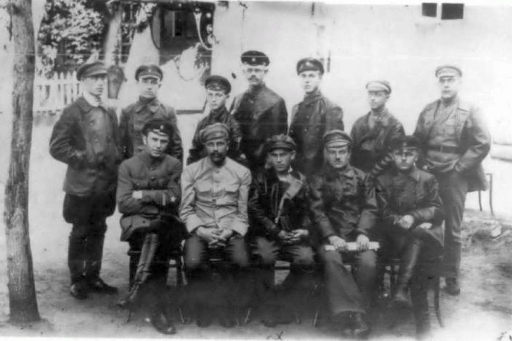Н. И. Ежов (в первом ряду в центре) в годы Гражданской войны.