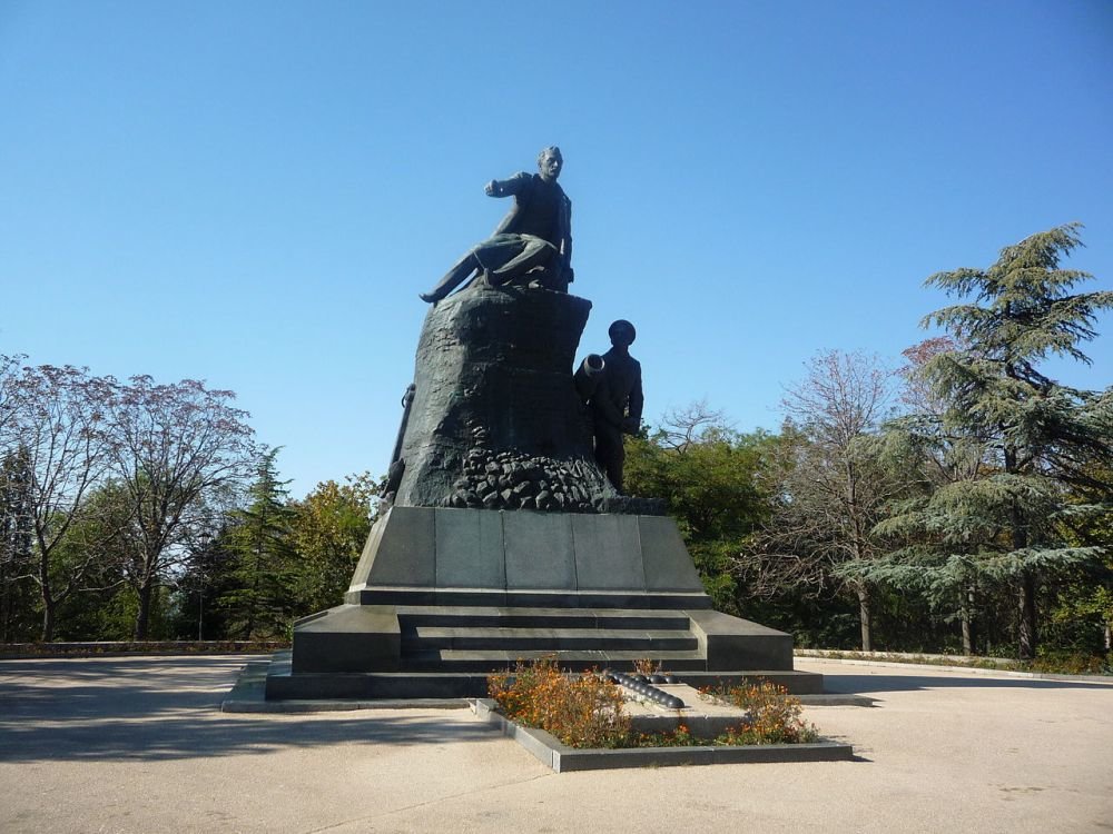 Памятник Владимиру Корнилову в Севастополе.  / Фото: Iluvatar/wikimedia.org