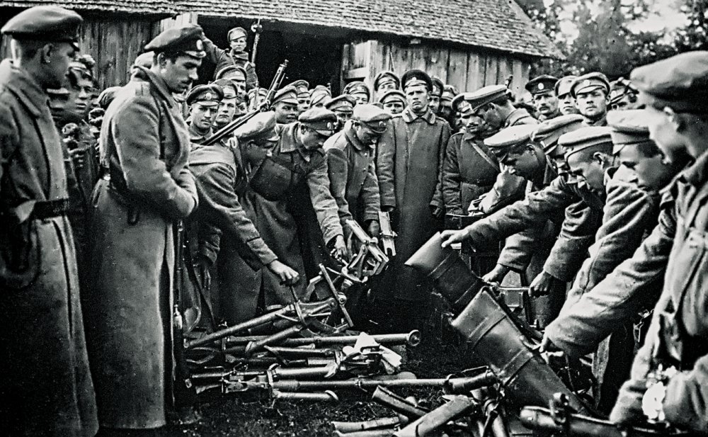 Солдаты армии генерала Корнилова сдают оружие. Август 1917 года. / РИА Новости