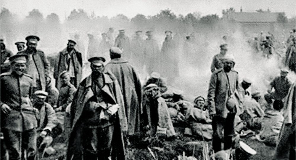 Русские солдаты, взятые в плен в результате Горлицкого прорыва.