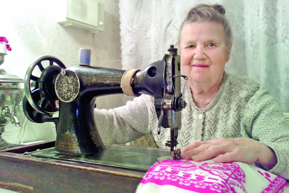 Моя мама Нина Андреевна с той самой швейной машинкой. По профессии она инженер-конструктор, рационализатор, имела авторские свидетельства на изобретения. Мамы не стало, когда этот номер "Родины" готовился к печати... / из семейного архива
