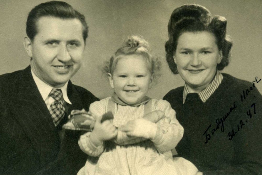 С женой Зинаидой и дочерью Наталией в Лондоне. 31 декабря 1947 года.