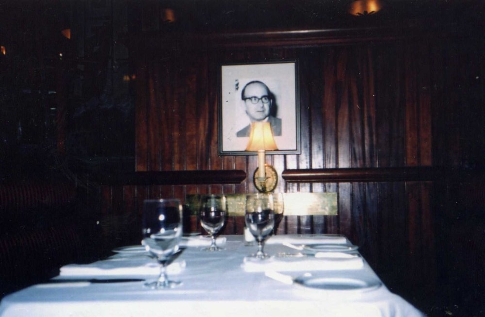 Ресторан "Оксидентал". Стол, за которым 26 октября 1962 года встретились известный политический обозреватель Дж. Скали и А. Фомин (Александр Феклисов). Над столом бронзовая табличка и портрет журналиста.