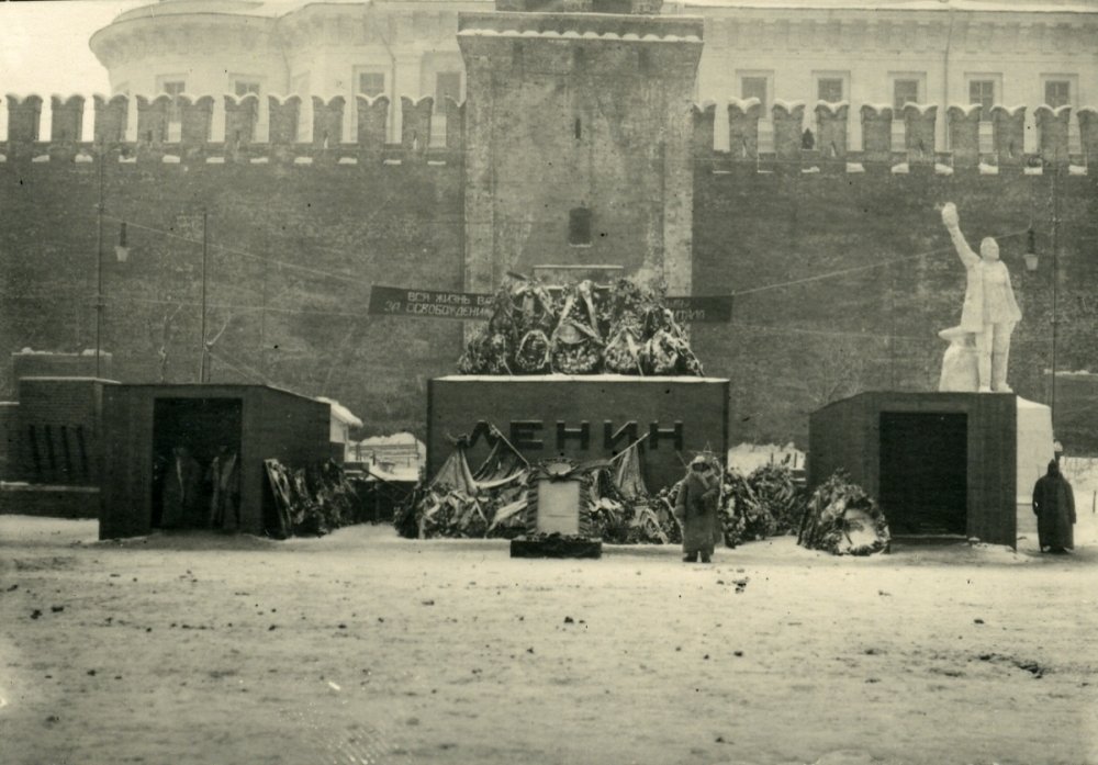 Временный склеп Ленина на Красной площади.