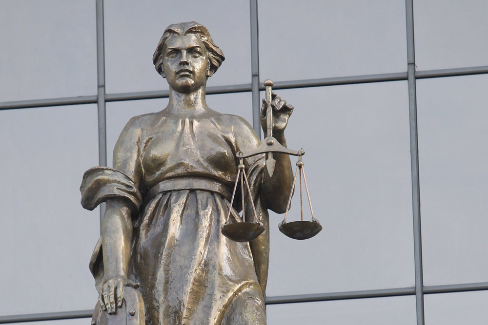 Статуя Фемиды с широко раскрытыми глазами у здания Верховного Суда Российской Федерации