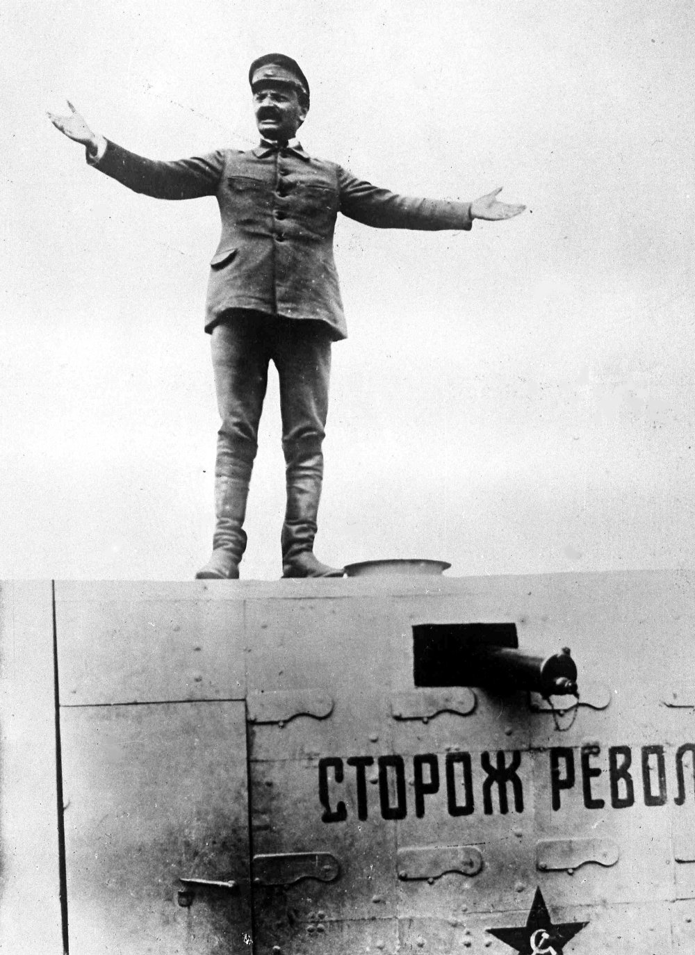 Лев Троцкий выступает на праздновании 5-й годовщины Красной армии. 24 февраля 1923 года. / AP