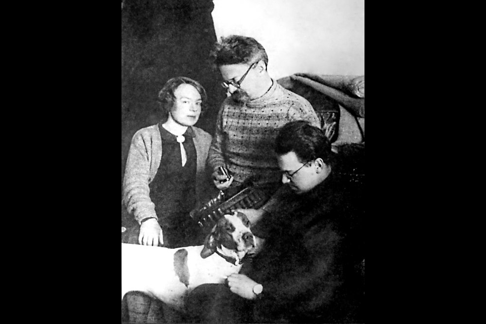 Троцкий с женой Натальей и сыном Львом в ссылке в Алма-Ате. 1928 год / commons.wikimedia.org