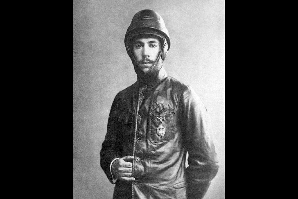 Игорь Иванович Сикорский в форме летчика воздухоплавательных частей. 1914 год.