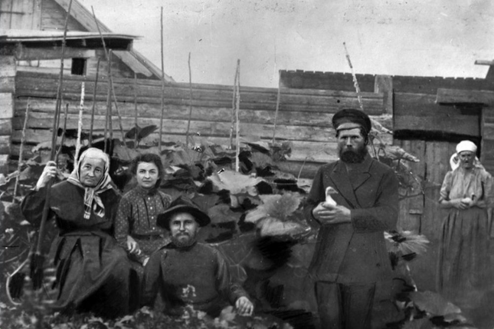 Первая русская политкаторжанка последнюю ссылку отбывала в Якутии (крайняя слева). 1917 год.