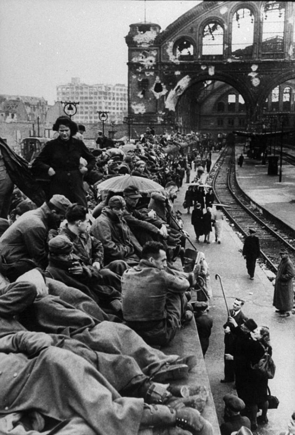 Этнические немцы, лишившиеся дома в результате бомбардировок или присоединения немецких районов к Польше и Чехословакии, были вынуждены покидать свои дома. 1945 г.
