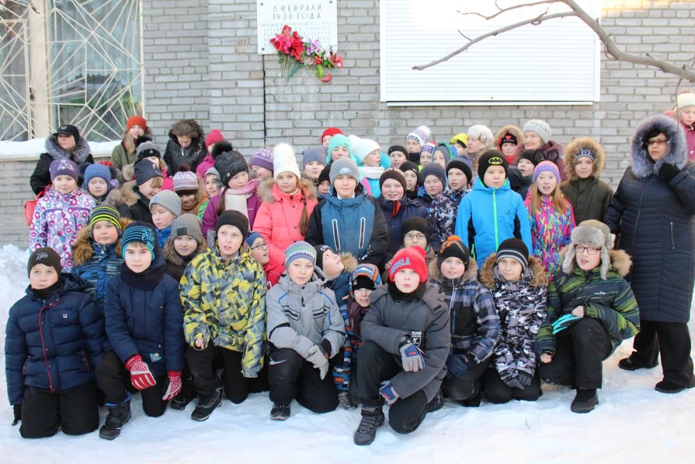 6 февраля ученики школы в Кандалакше пришли к мемориальной доске, которая установлена в память об аэронавтах. / Владимир Зяблов