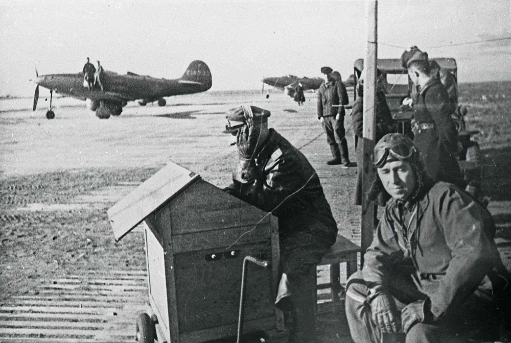 Полковник Мазурук справа на снимке, сделанном на якутском аэродроме Уэлькаль, первом на пути с Аляски. 