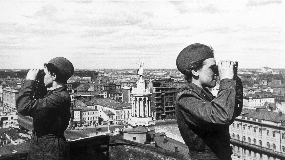 Девушки-наблюдатели Московской ПВО на некогда знаменитой крыше. 1941 год.