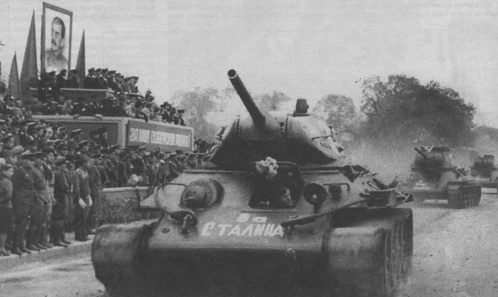 Танки Т-34 на параде в честь победы над Японией. 16 сентября 1945 года.