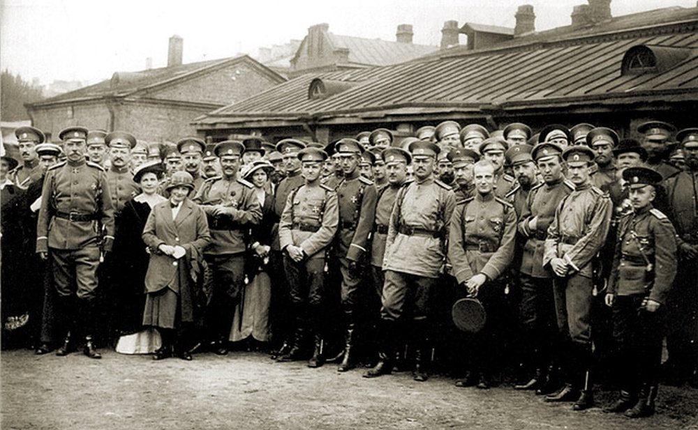 Офицеры лейб-гвардии Семеновского полка перед отправкой на фронт. В первом ряду: крайний слева - командир пока П.Э. Тилло, шестой справа - капитан А.В. Попов. Август 1914 года.