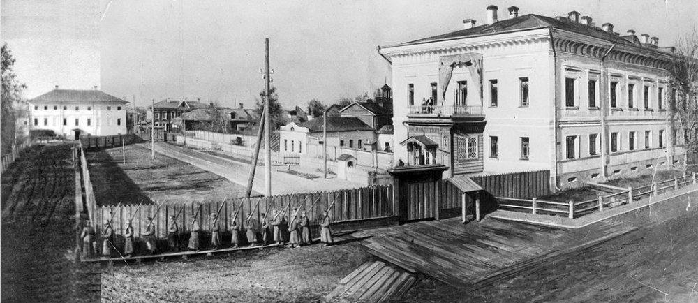 Смена караула перед губернаторским домом. На балконе - великие княжны Мария и Анастасия. Тобольск, 1917 г.