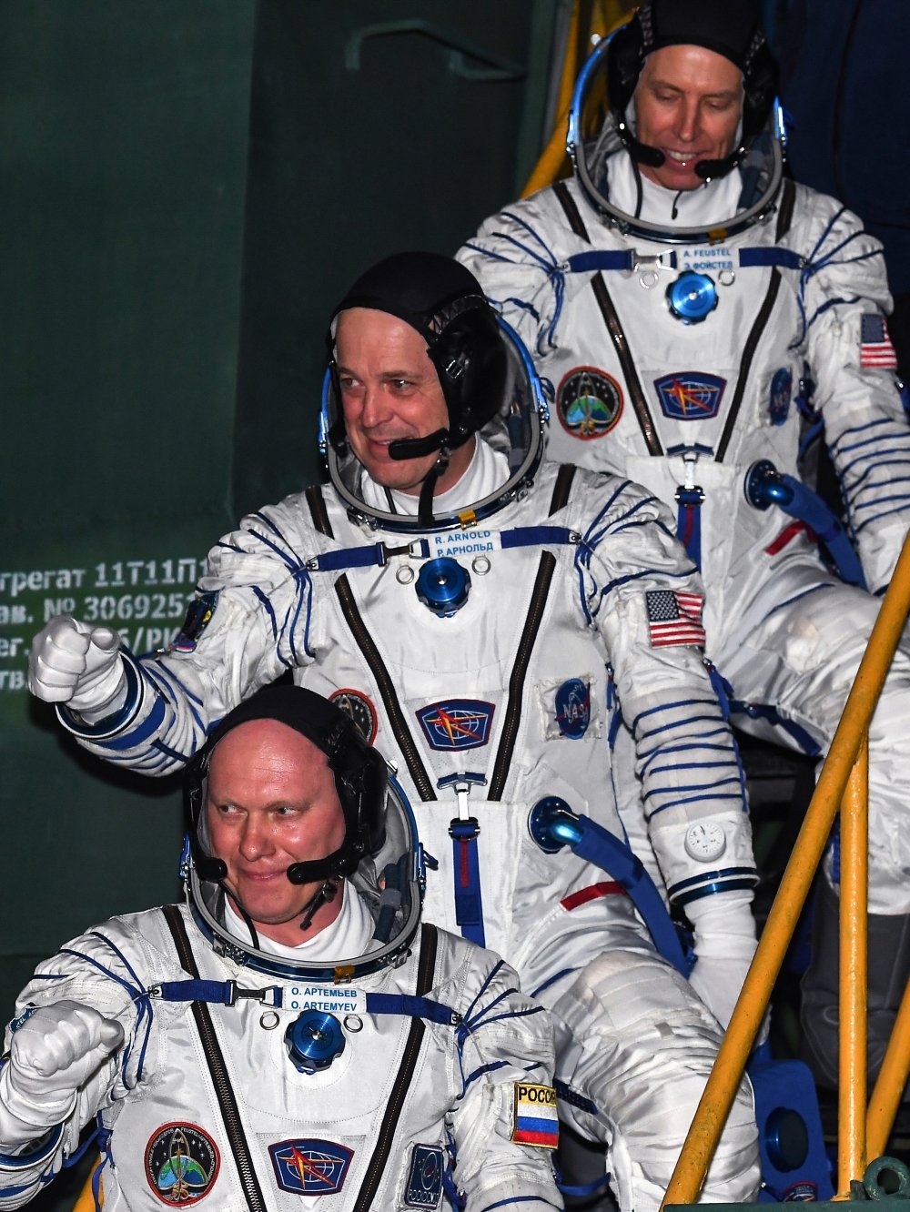 Трое в лодке (слева направо: командир Олег Артемьев и астронавты NASA Рики Арнольд и Эндрю Фойстел). / РИА Новости