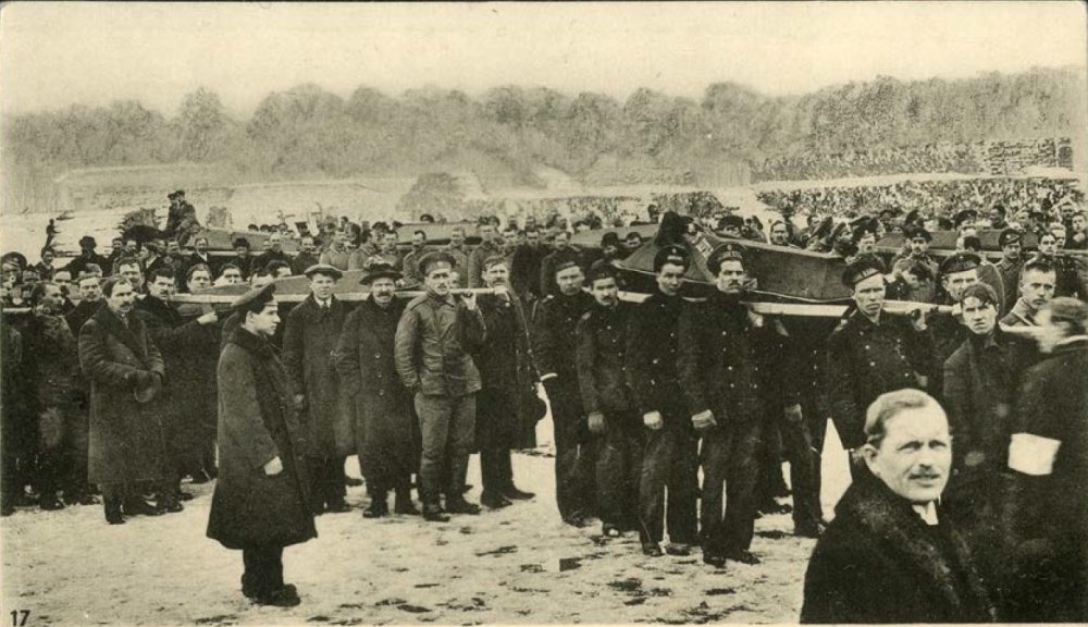Похоронное шествие по Марсову полю к месту погребения. 23 марта 1917 г. РНБ.