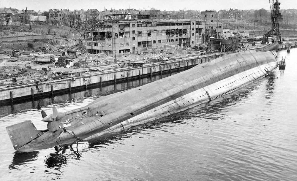 Немецкий тяжелый крейсер "Адмирал Шеер", потопленный британскими бомбардировщиками на верфи в Киле 9 апреля 1945 г.